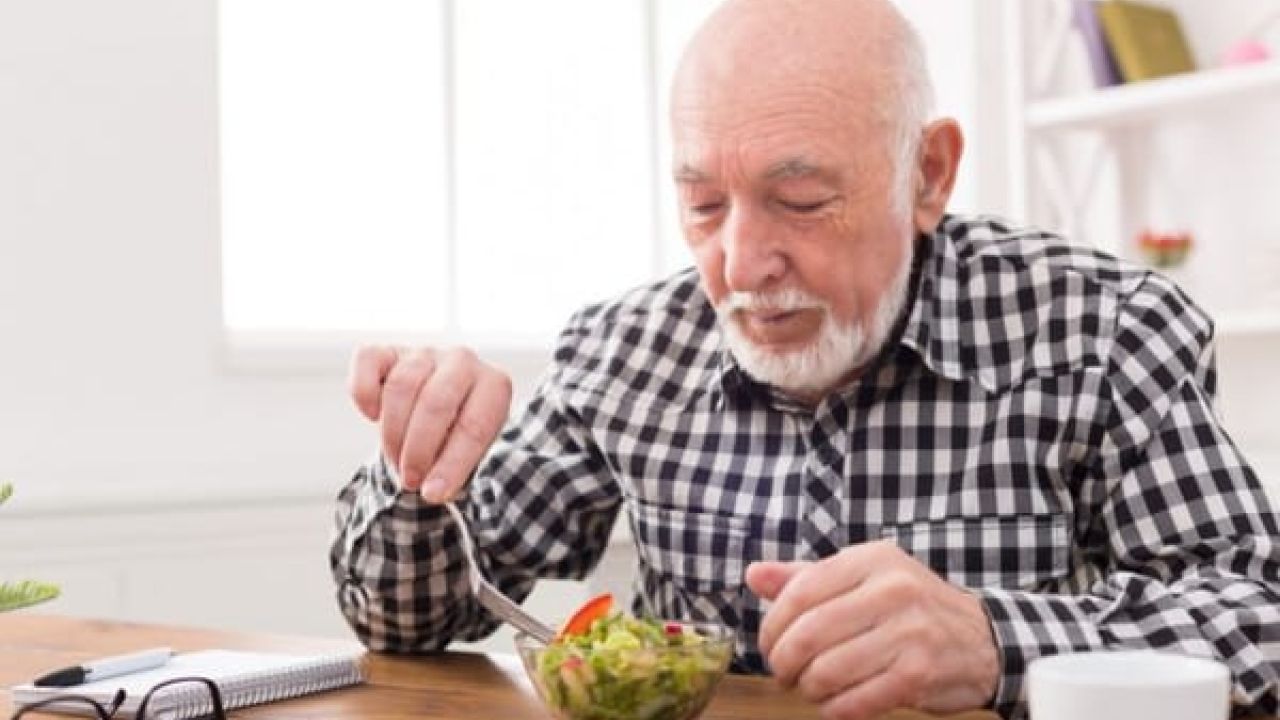 শীত পড়তেই অসুস্থ হচ্ছেন বাড়ির বয়স্কেরা? দুর্বল হার্ট, শ্বাসকষ্ট থাকলে কী কী খাওয়াবেন