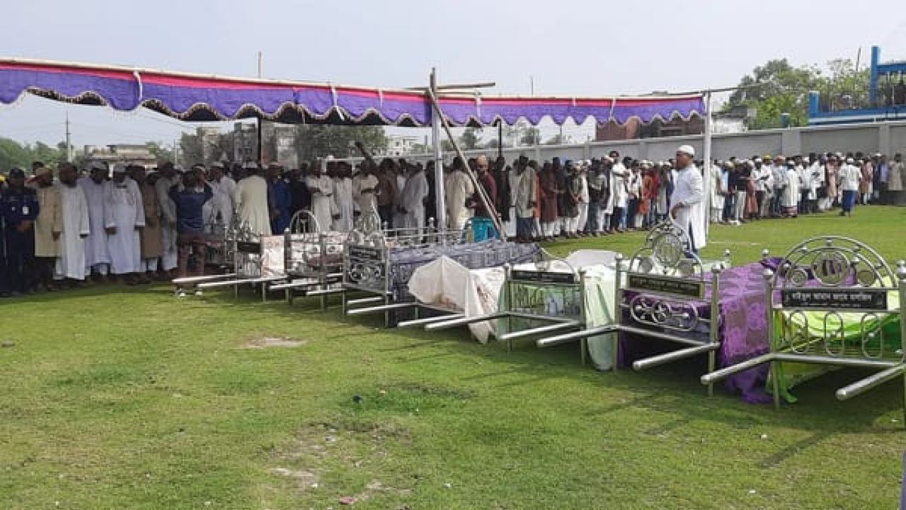 বাগেরহাটে বর-কনেসহ ১৪ জনের দাফন সম্পন্ন, পাশাপাশি ৯ কবরে চিরনিদ্রায় শায়িত ৯ স্বজন