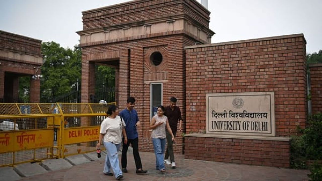 নির্দেশনা উপেক্ষা করে ইফতারের আয়োজন দিল্লি বিশ্ববিদ্যালয়ের আইন বিভাগের শিক্ষার্থীদের