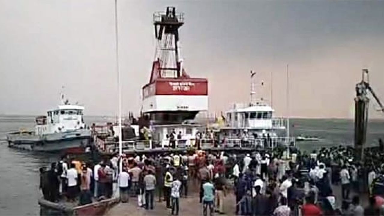 দৌলতদিয়ায় ফেরি ঘাটে নিয়ন্ত্রণ হারিয়ে নদীতে, বহু হতাহতের আশঙ্কা