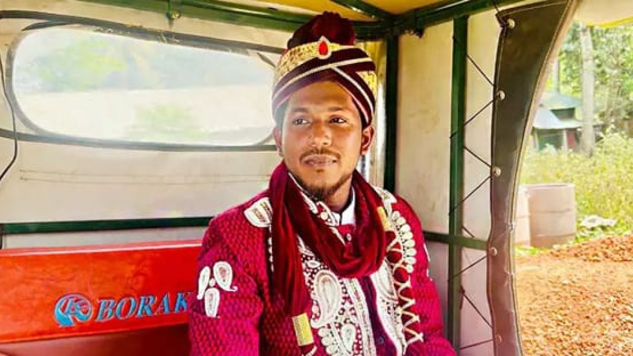 জ্বালানি সংকটে ইজিবাইকে চড়ে বিয়ে করতে গেলেন বর