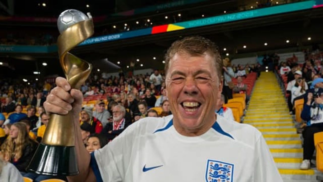 বিশ্বকাপ দেখতে বাড়ি বিক্রি করছেন ইংল্যান্ডের ‘সুপারফ্যান’