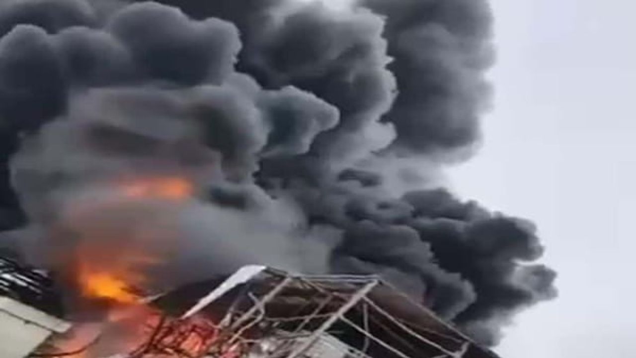 ইসরাইলের শিল্পাঞ্চলে ইরানি ক্ষেপণাস্ত্রের আঘাতে জ্বলছে দাউ দাউ আগুন
