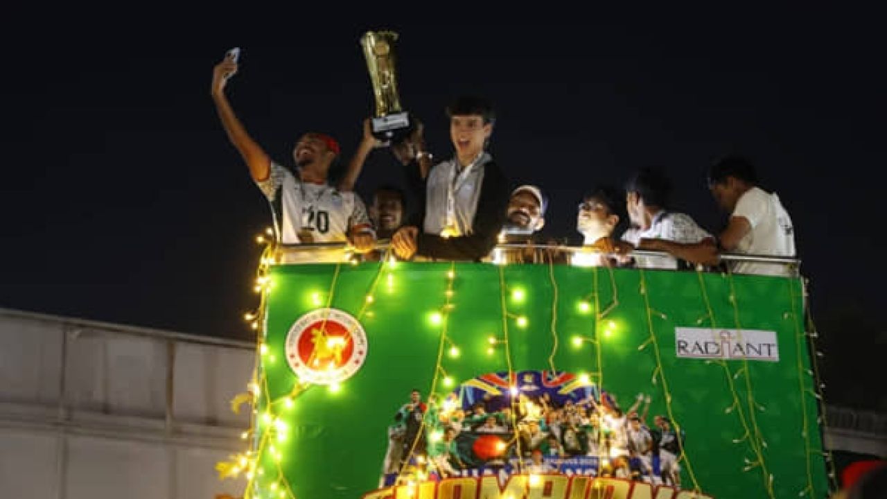 সাফ চ্যাম্পিয়ন ফুটবলারদের ঢাকায় উষ্ণ সংবর্ধনা, রোনান সুলিভানরা অভিভূত