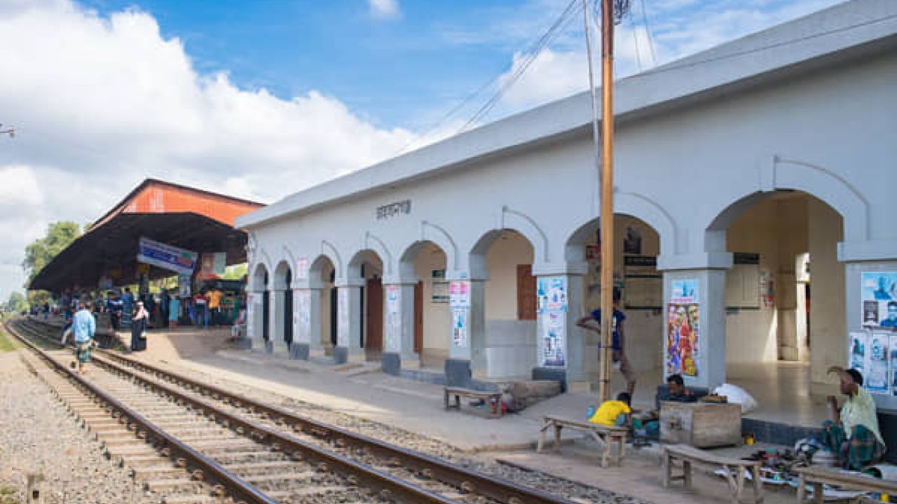 চলন্ত ট্রেন থেকে নামতে গিয়ে পুলিশ কনস্টেবলের দুই পা বিচ্ছিন্ন