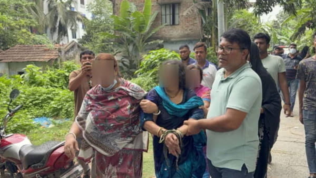 মাকে বটি দিয়ে কুপিয়ে হত্যা, বিবস্ত্র অবস্থায় বাথরুমে বসেছিল মেয়ে