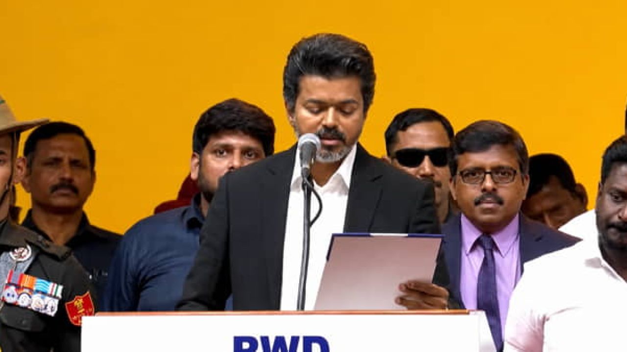 মুখ্যমন্ত্রী হিসেবে শপথ নিয়ে ইতিহাস গড়লেন থালাপতি বিজয়