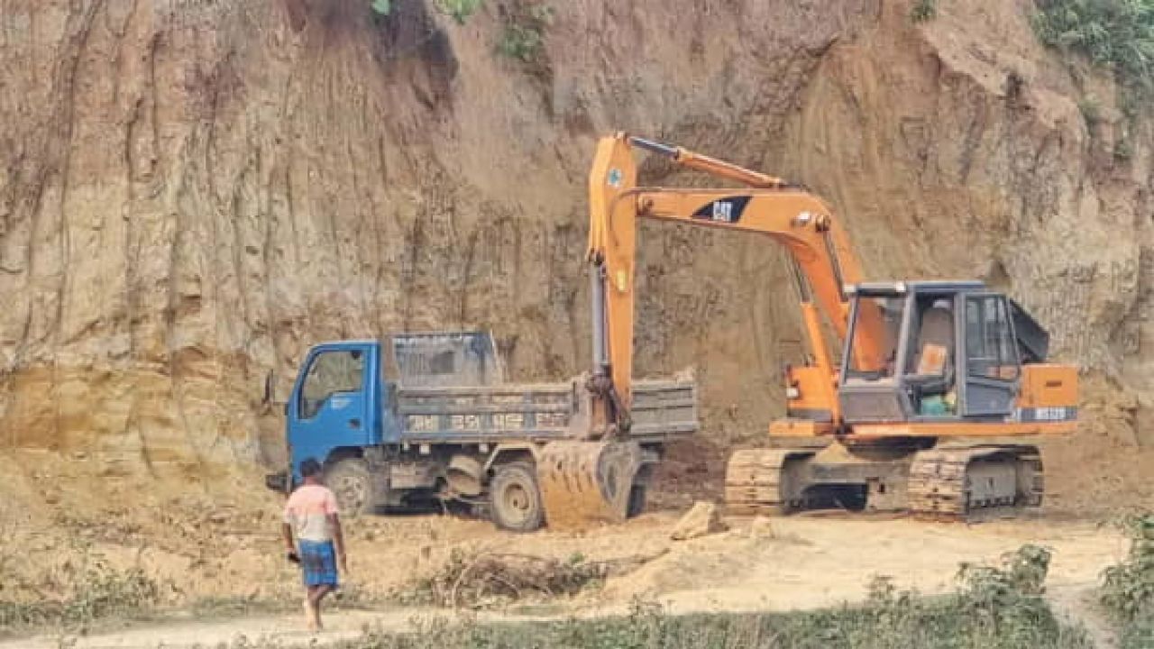 সরকারি প্রকল্পের আড়ালে পাহাড় কাটার অভিযোগ সাতকানিয়ায়, জরিমানা আরোপ