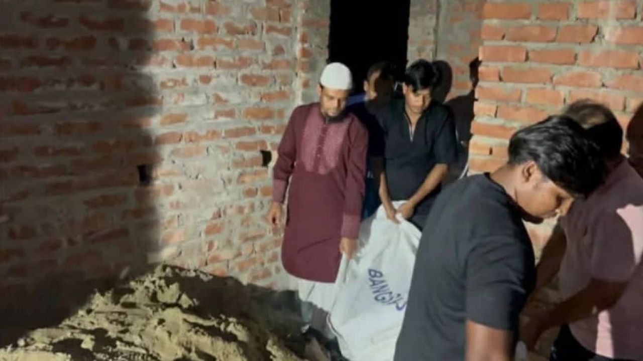 ফেনিতে গৃহবধূকে হত্যার পর নির্মানাধীন ঘরের মেঝেতে বালুচাপা মরদেহ উদ্ধার