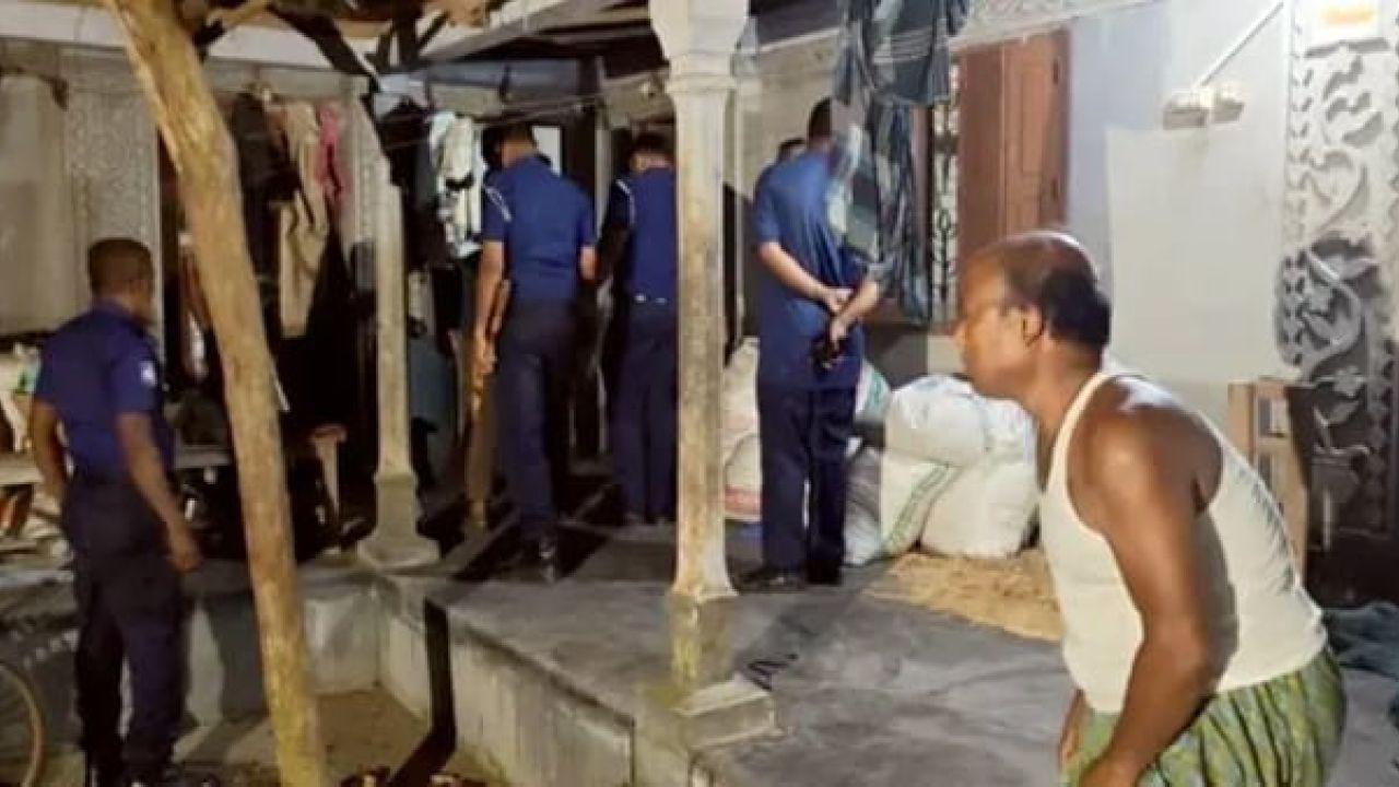 মধ্যরাতে ঘরে ঢুকে গৃহবধূ রীতা রানীকে গলা কেটে খুন