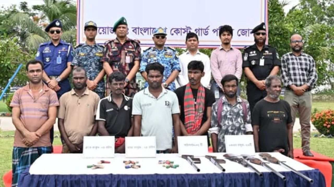  সুন্দরবনের কুখ্যাত বনদস্যু ‘ছোট সুমন’ বাহিনীর প্রধানসহ ৭ জনের আত্মসমর্পণ