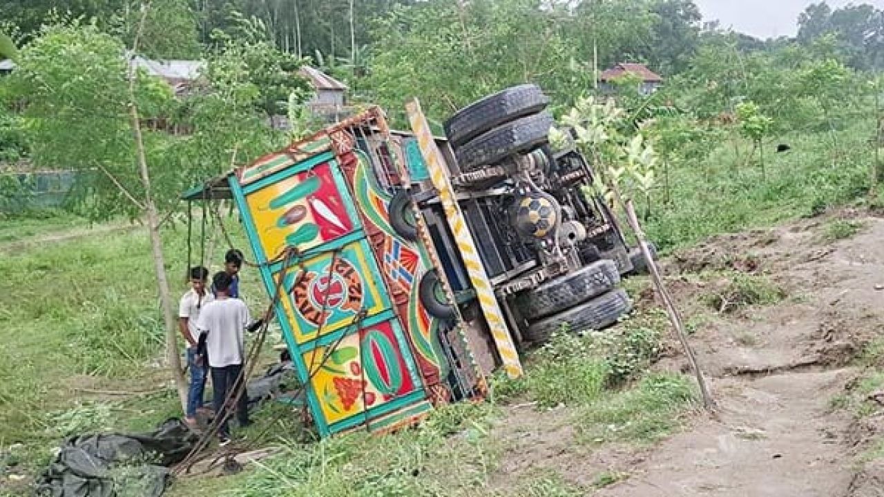 টাঙ্গাইলের সোরাতৈল এলাকায় রডবোঝাই ট্রাক উল্টে ১৭ জন নিহত