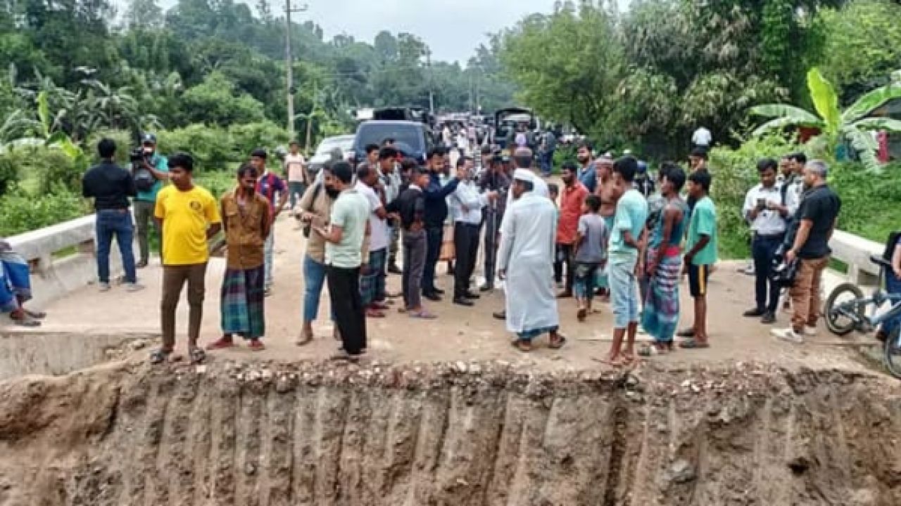 সীতাকুণ্ডে র‍্যাব ক্যাম্পে হামলা: গুলি, বুলডোজার ও রাস্তা কেটে প্রতিরোধ