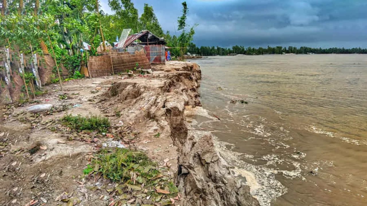 তিস্তার পানি বাড়ছে, বন্যার আশঙ্কায় নদী-তীরবর্তী মানুষ