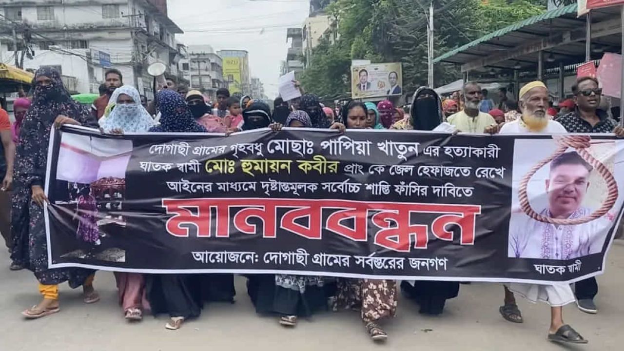 পাবনায় গৃহবধূর ঝুলন্ত মরদেহ উদ্ধার নিয়ে ক্ষোভ, প্রবাসী স্বামীর শাস্তি দাবি