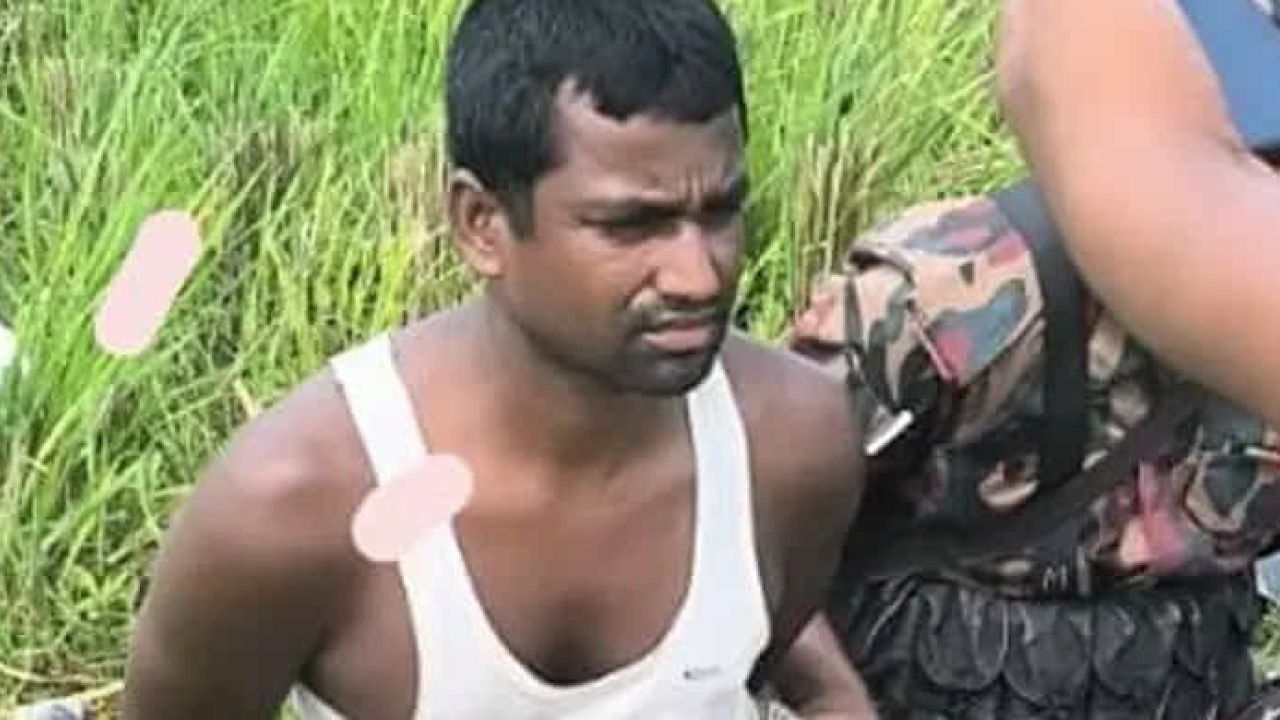 সীমান্ত দিয়ে স্বর্ণ পাচারকালে ১০ বারসহ পাচারকারী আটক