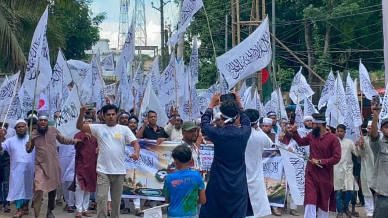 ফরিদপুরের সদরপুরে কালেমা পতাকা নিয়ে বিক্ষোভ মিছিল
