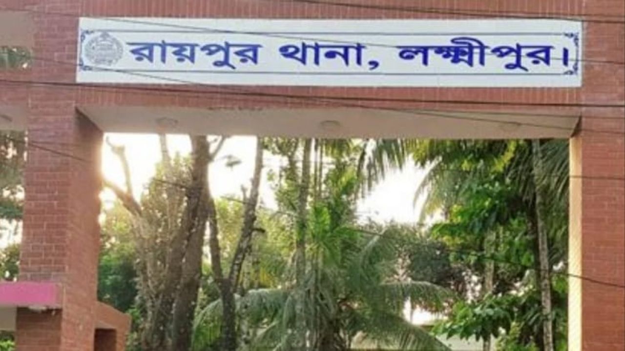স্বামীর সঙ্গে বিরোধ, ঘরে দেশীয় অস্ত্র থাকার কথা পুলিশকে বলে দিলেন স্ত্রী