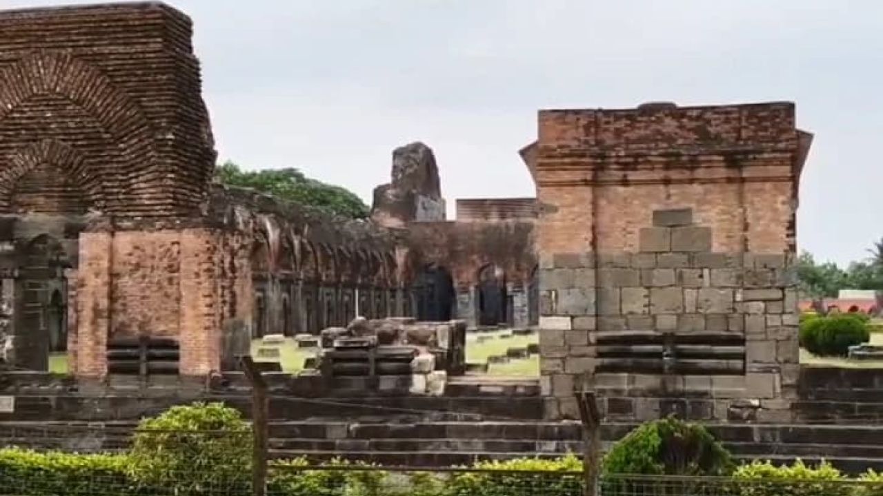 আদিনা মসজিদকে ঘিরে নতুন বিতর্ক: শিবলিঙ্গ স্থাপনের পরিকল্পনা