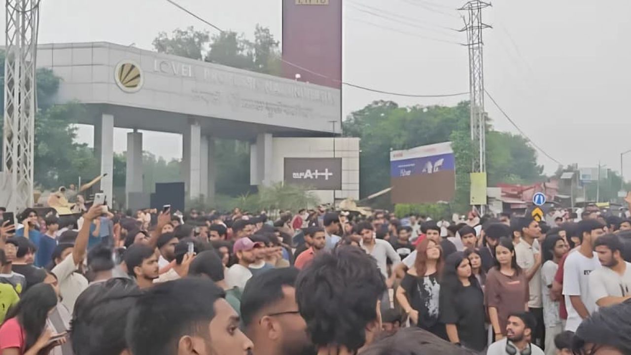 ফের উত্তাল ভারত, যুদ্ধবিমান-ট্যাংকের ওপর উঠে শিক্ষার্থীদের বিক্ষোভ